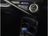 お車のキーはスマートキーです。キーを身につけた状態で車に近づき、ドアロックの解錠や施錠操作が出来ます。雨の日など両手がふさがっている時など、とっても便利ですね。