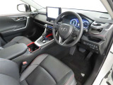 シンプルで使いやすいデザインの運転席です。
