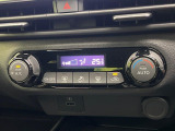 【オートエアコン】一度お好みの温度に設定すれば、車内の温度を検知し風量や温度を自動で調整。暑い&hellip;寒い&hellip;と何度もスイッチ操作をする必要はありません。快適な車内空間には必須の機能ですね♪