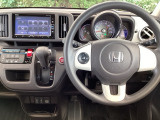 手に馴染むシフトノブで、操作がスムーズに。毎日のドライブがもっと楽しく快適になります。パーキングブレーキはフットブレーキタイプです。