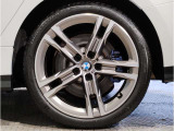 【BMWアロイホイル】軽量かつ強度に拘ったアロイホイル。走行性能ポテンシャルを引き出す設計。車の足元を引き締めてくれる大きなポイントはアロイホイルです。