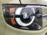明るく白い光のLEDヘッドライトにより、夜間でも遠くまで見通しやすく、安全性が高まります。