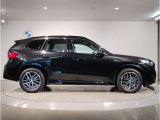 【BMWの伝統-3】BMWのお車は、&ldquo;駆け抜ける歓び&rdquo;を体現しております。走行の安定性とコーナリングの良さを追求し、思い通りにハンドルの操作可能です。