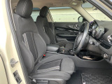 ●前席:ゆったりとしたドライバースペースで、長時間の運転でも快適にお過ごしいただけます。