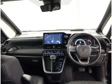 デザインもよく、居心地のよい運転席ですね。分かりやすいスイッチ類ですから操作もしやすく運転をサポートします。ぜひご来店いただき、実際にお座りいただいてステアリングを握ってみてください!