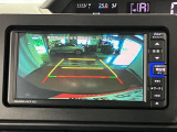【バックカメラ】 駐車時に車両後方の様子を見ることができるので、運転の不安を軽くします。