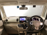 広びろとした視界が運転にゆとりを広げます。