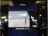 ドライバーから死角になりがちな左前方(助手席側)の映像を車内の11.6インチディスプレイに表示致します。ドライバーの死角となりやすい車体左側を確認できるので、狭い道で威力を発揮します。