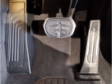 【ペダル】BMWはオルガン式アクセルペダルを採用しています。踏み込む足とペダルが同じ軌跡を描くため、かかとがずれにくく、アクセルコントロールがよりしやすくなるメリットがあります。