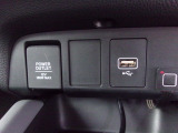 便利な充電用USBジャック、12V電源ソケットを設置しております。