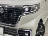 【LEDヘッドライト】悪天候や夜間走行時も良好な視界を確保し安心して運転できる高輝度LEDヘッドライトを装備!点灯速度が早く、消費電力も抑えられています。