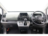 操作性に優れた運転席となります!小物入れや各ボタンの配置にこだわり、使いやすいです!座り心地もよく視認性も良好なのでロングドライブもお任せ下さい!