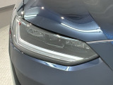 LEDヘッドライトは、点灯の瞬間から最大光量を発揮し、突然暗くなるトンネルなどでの安定感を高めます。