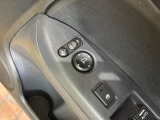 狭い駐車場で便利な電動格納ドアミラーが付いています。