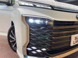 【LEDヘッドライト】悪天候や夜間走行時も良好な視界を確保し安心して運転できる高輝度LEDヘッドライトを装備!点灯速度が早く、消費電力も抑えられています。