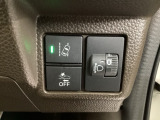 衝突の危険がある時に警告してくれる衝突軽減ブレーキ。車線を外れそうな時に警告し、ステアリング制御してくれる路外逸脱制御機能搭載!