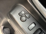狭い駐車場で便利な電動格納ドアミラーが付いています。