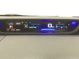 中央にデジタル表示のスピードメーターを配したハイブリット専用メーターになっています。左側のインフォメーション画面で燃費などの情報を確認できます。