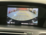 リバースギアに入れるだけで後方の表示へ切り替わります。夜間や雨の日の駐車も楽になりますよ。