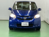 【HID】ディスチャージヘッドライトが装備されています。夜間走行時や雨の日に明るく安全に前方を照らすことが出来ます。対向車からも見えやすいので相手に接近を知らせることも出来ます。