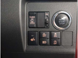 お車のキーはスマートキーです。キーを身につけた状態で車に近づき、ドアロックの解錠や施錠操作が出来ます。雨の日など両手がふさがっている時など、とっても便利ですね。