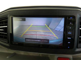 車庫入れの強い味方。後退時の死角をチェックするために便利です。
