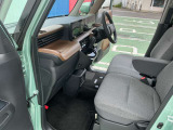 運転席と助手席はベンチシートですので、横移動もラクに出来ます。