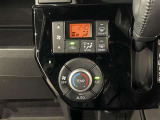 【オートエアコン】一度お好みの温度に設定すれば、車内の温度を検知し風量や温度を自動で調整してくれます。