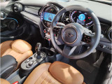 MINIの内装はとにかく『円』に拘ったデザインコンセプトが一目で伝わってきます。これほど円形に拘った車は他に御座いません。伝統のデザイン、トグルスイッチなど遊び心のある内装で御座います。