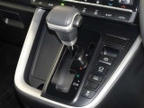 電動パーキングブレーキ・ブレーキホールドを装備してます。ホールド機能は信号待ちが多い一般道で疲労軽減になり、大好評です!