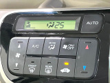 【オートエアコン】一度お好みの温度に設定すれば、車内の温度を検知し風量や温度を自動で調整。暑い&hellip;寒い&hellip;と何度もスイッチ操作をする必要はありません。快適な車内空間には必須の機能ですね♪