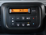 フルオート・エアコンディショナーが装備され車内を快適な温度に保ちます。また、PM2.5 対応高性能集塵フィルターも装備され高い集塵性能で車内の空気を清潔に保ちます。