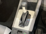 自然に手が届く距離に配置されたシフトレバー。