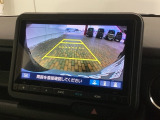 リバースギアに入れるだけで後方の表示へ切り替わります。夜間や雨の日の駐車も楽になりますよ。