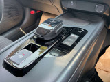 電気自動車およびe-POWER車特有の、軽い操作感なシフトレバー。パーキングブレーキは電磁式です。