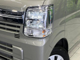 【LEDヘッドライト】悪天候や夜間走行時も良好な視界を確保し安心して運転できる高輝度LEDヘッドライトを装備!点灯速度が早く、消費電力も抑えられています。