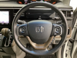 ハンドルにHondaセンシング系のクルーズコントロールやレーンキープアシストなどのスイッチが装備されています。ハンドルから手を離さず安全に操作できます。