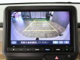 【バックカメラ】シフトを「R」の位置に入れると、自動的に画面がカメラ映像に切り替わり後方の視界をサポートする必須装備です!
