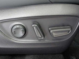運転席はパワーシートです。シートポジションの微調整を簡単に行えます。
