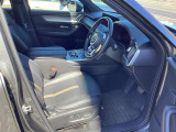 運転席はまっすぐな姿勢でシートに座り、足を自然に伸ばして操作できる位置各ペダルを配するという理想的なレイアウトを実現しています!ぜひMAZDAのドライビングポジションをご体感ください。
