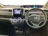 車内は光触媒抗菌消臭施工済です。スタイリッシュなデザインでスポーティなインパネ周りを演出します。グローブボックスやカップホルダーのほかにトレーなどたくさんの収納スペースが付いています。