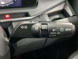 【オートライト】車のセンサーが周囲の明るさを感知し、自動でヘッドライトを点灯・消灯する機能です。この機能は夕暮れ時の交通事故が多い時間帯の安全性を高めてくれます。