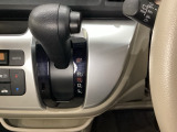 CVT車のセレクトレバーです。低速から高速まで、変速ショックのないスムーズな走りを実現するとともに、エンジン効率のよい領域を維持することで燃費にも貢献します。