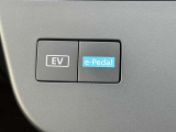 e-Pedal瞬時に加速時強く踏み緩めればブレーキペダルを踏んだ様に減速.停止迄ストップ&ゴーを繰り返す街中イージードライビングは勿論ワインディング等メリハリの効いた加減速でスポーティドライビングを満喫