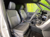 運転席まわりには十分なスペースがあり、大柄な方でもゆったり運転していただける環境です。