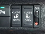 【両側パワースライドドア】両側がパワースライドドアになっており、運転席のスイッチやスマートキーでも開閉が可能です!開口部も広いので乗り降りも楽々♪