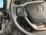 ステアリングにオーディオ操作スイッチが付いています。オーディオ画面に直接タッチしなくても操作が出来ますので、運転に集中できます。