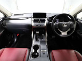 上質で落ち着いた印象のインパネ。視界も広々で運転しやすいです。