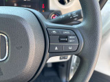 【クルーズコントロール】アクセル操作なしで一定速度を保つ機能。先行車との距離を自動調整する追従型が主流で、高速走行時の疲労を劇的に軽減します。長距離移動が多いお客様への商談では必須の快適装備です。