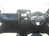 大きなフロントガラスで広々とした視界の運転席まわりです。